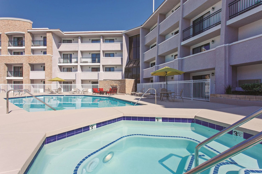 La Quinta Inn & Suites By Wyndham Pomona 9/52