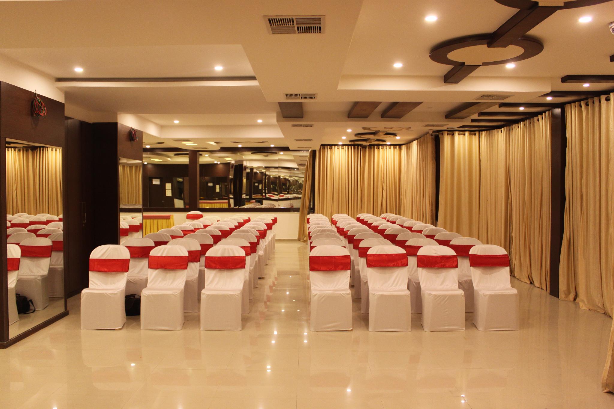 Oyo 5408 Loharkar's Family Hotel 32/34