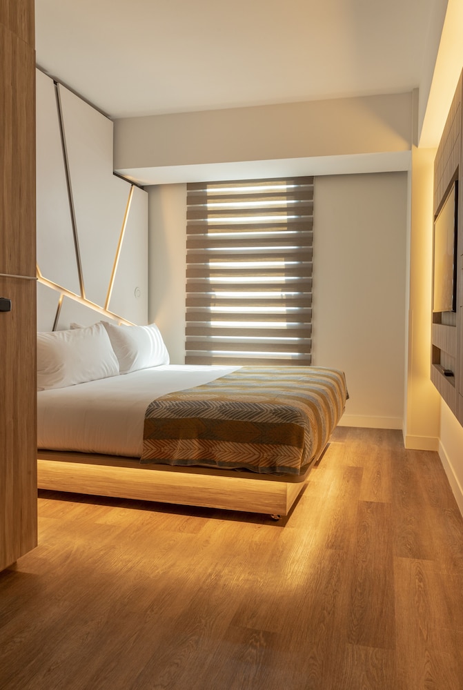STANDARD, QUEEN BED