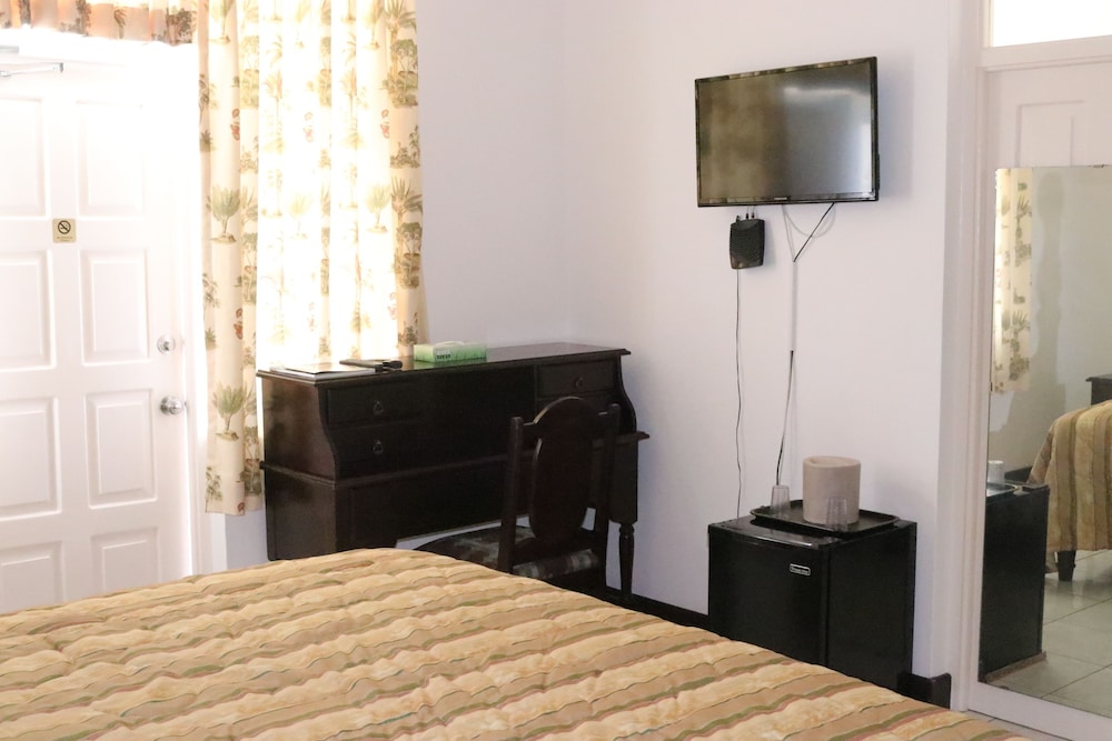 Pink Rock Bed & Breakfast 46/58