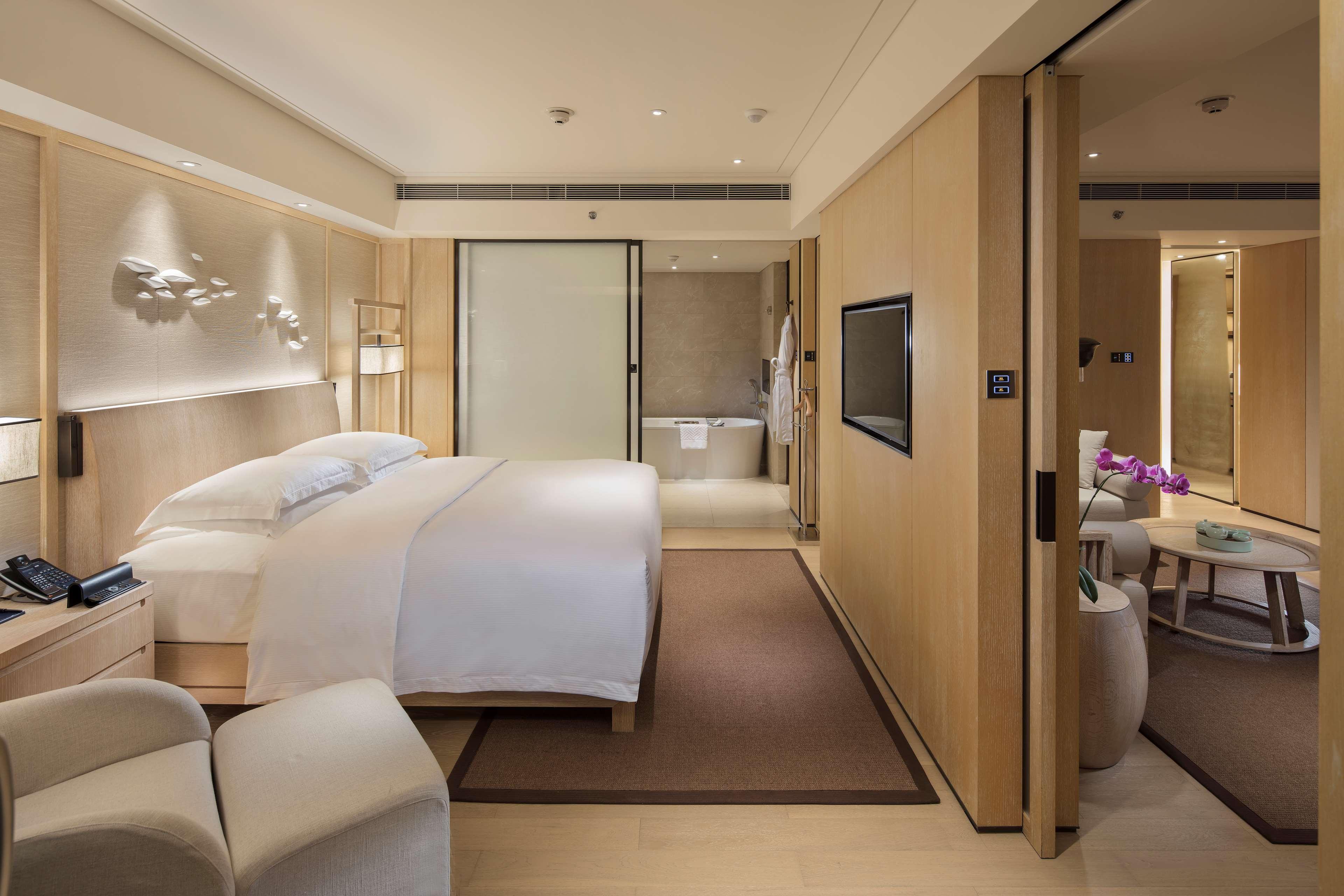 1 Bedroom, Suite, King Bed, Hill Side