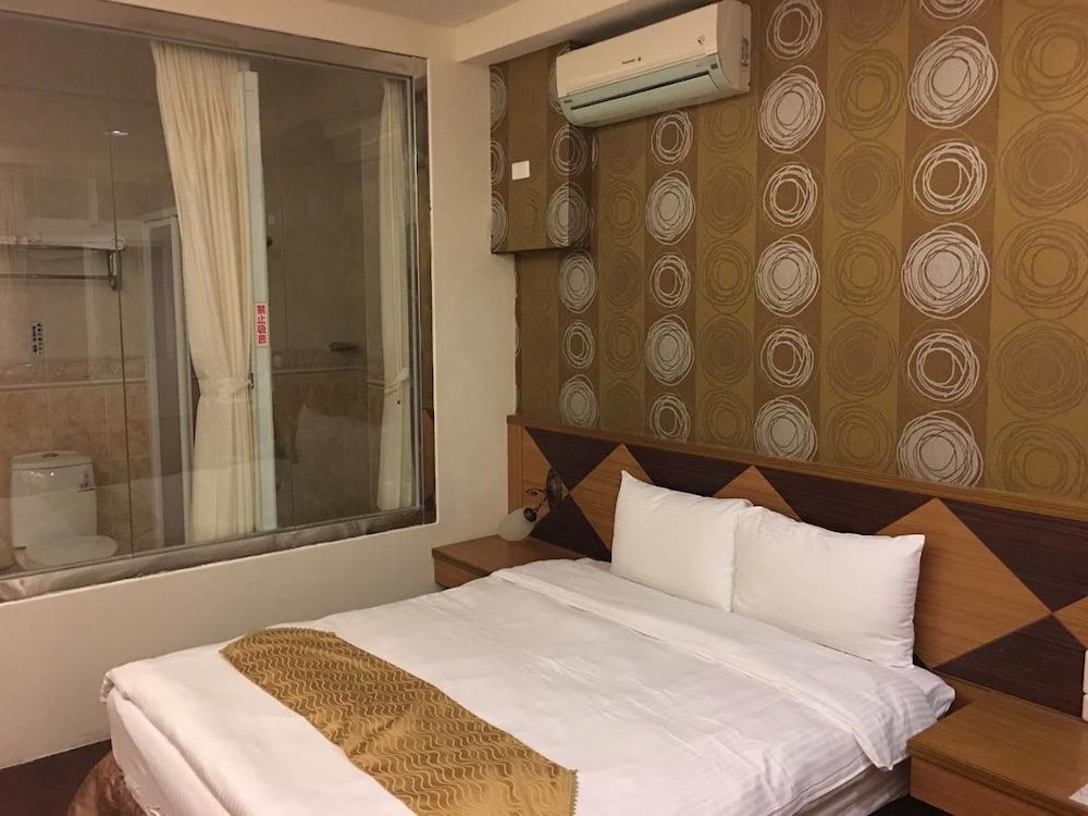 Ri Yue Hu Pan Hotel 8/28