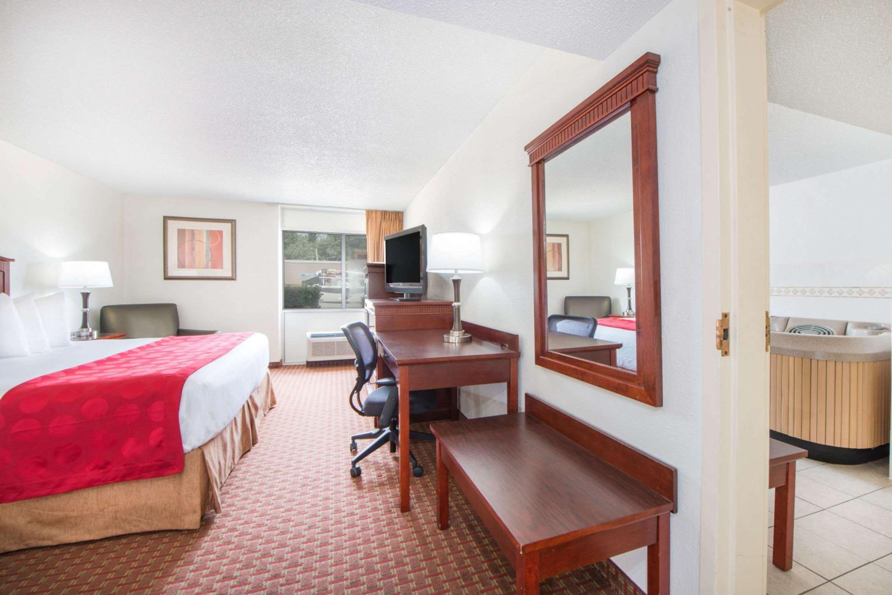 جناح استوديو بسرير كينج، Ramada By Wyndham Enid 2/5