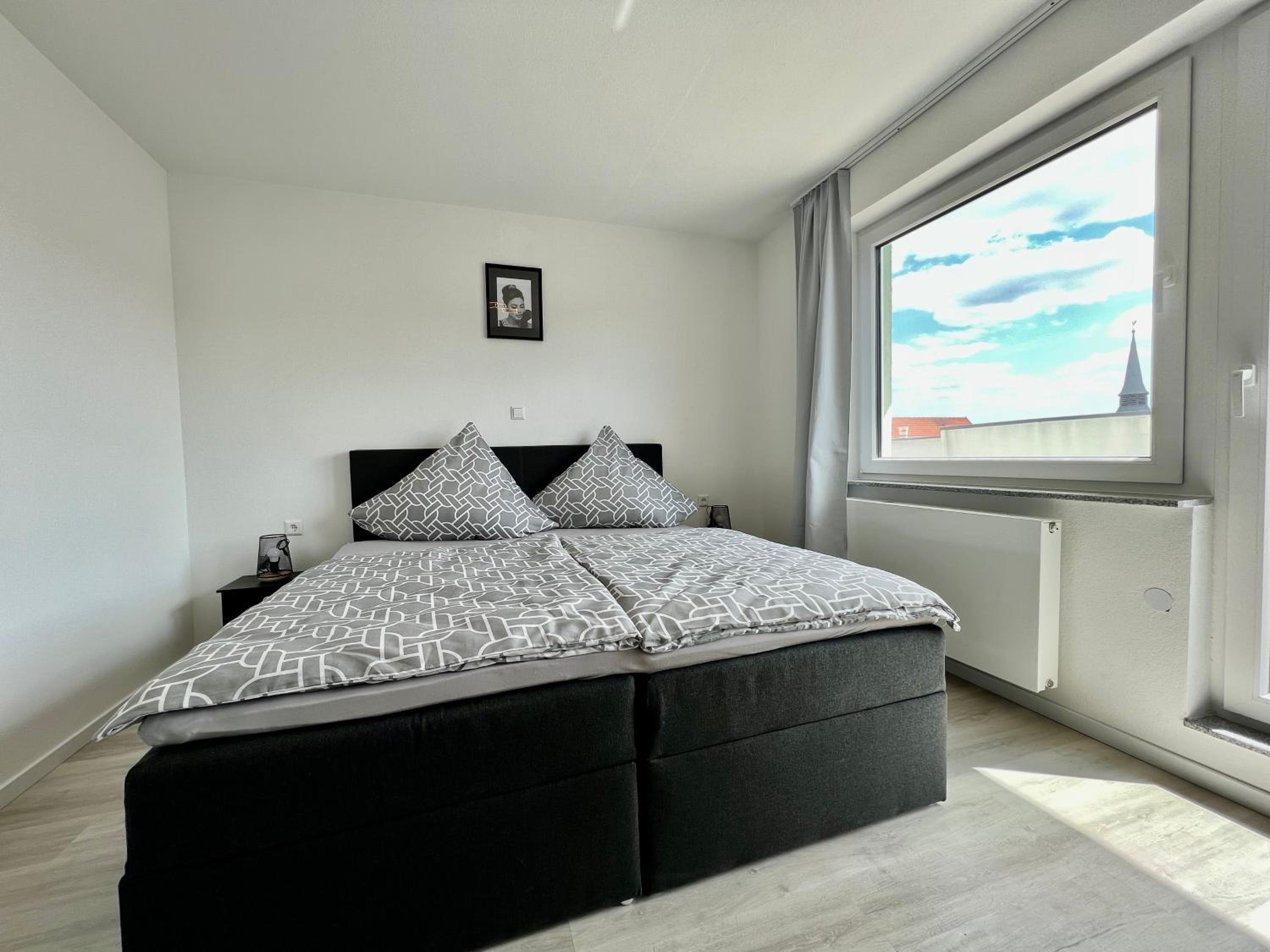 Nujen - Hotel und Apartment Stuttgart Zuffenhausen 3/25