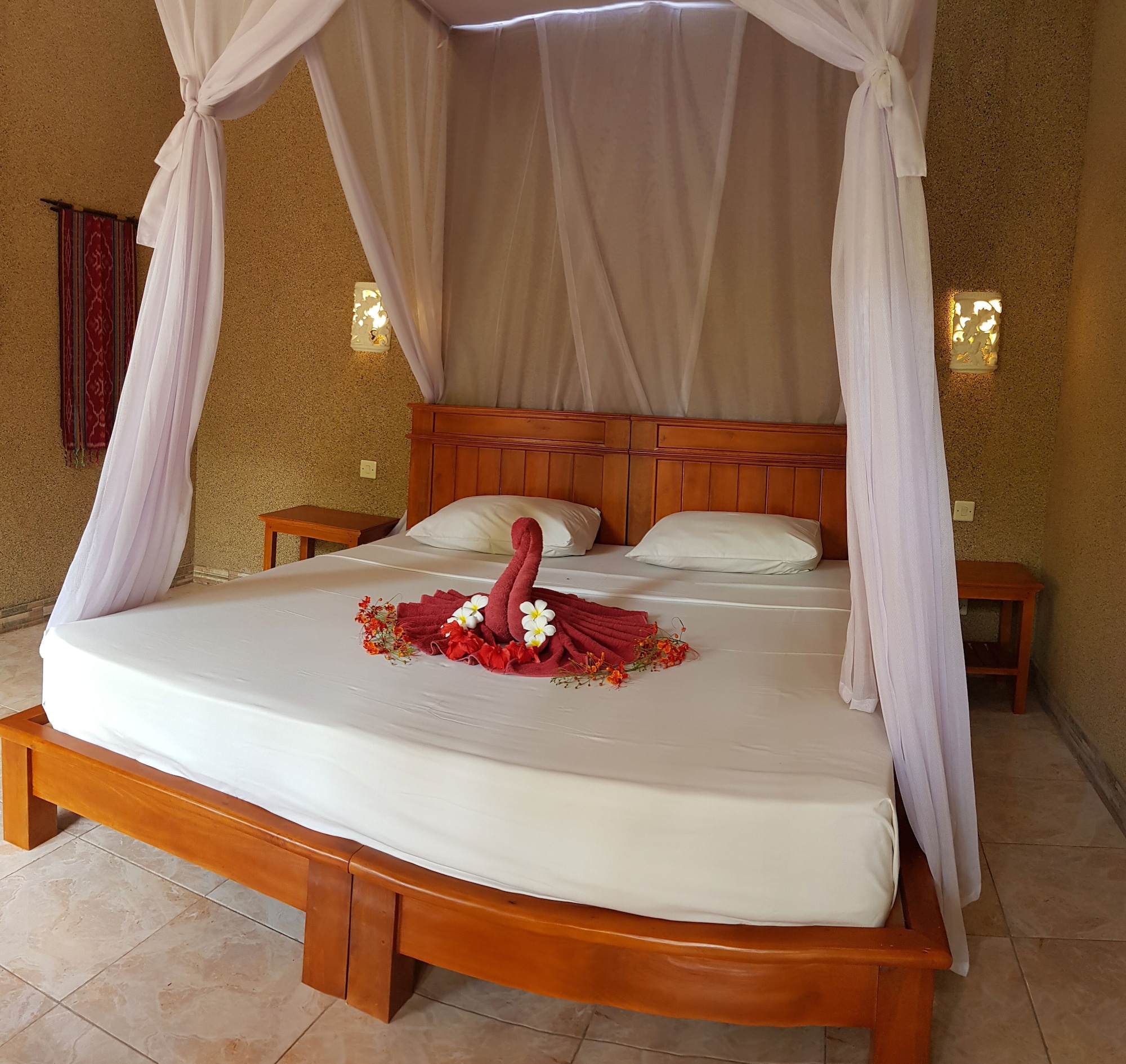 DELUXE, DOUBLE OR TWIN BED