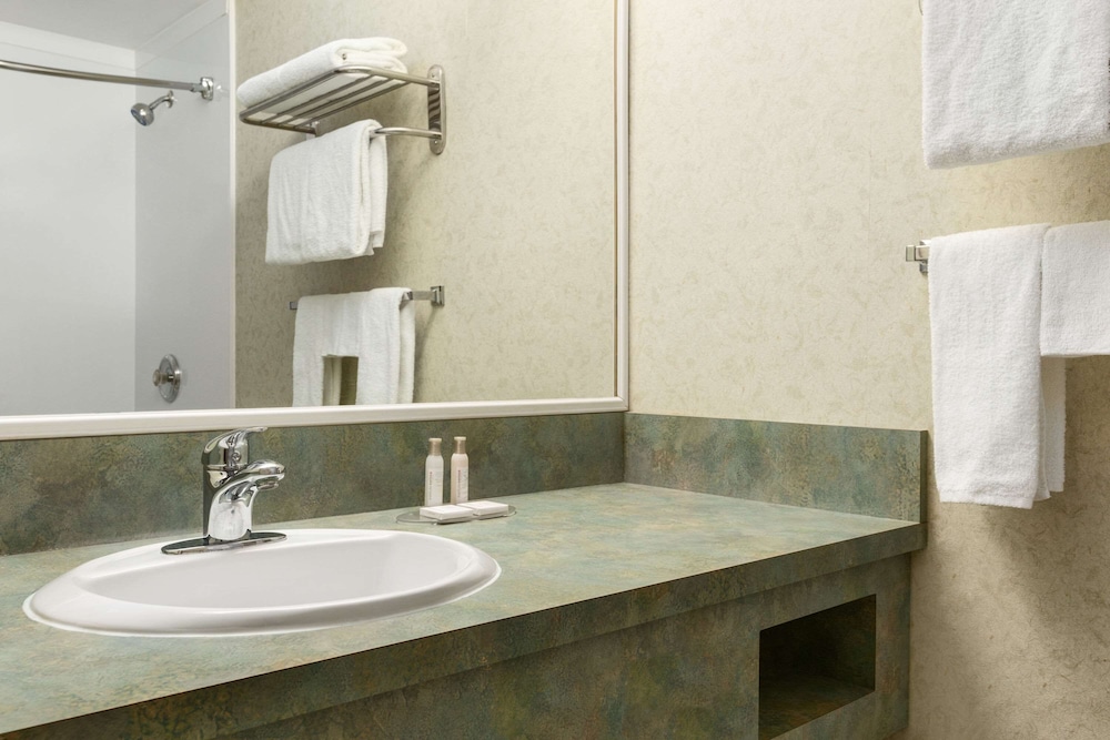 Standard, 2 Queen Beds, Travelodge by Wyndham Winnipeg East 4/4