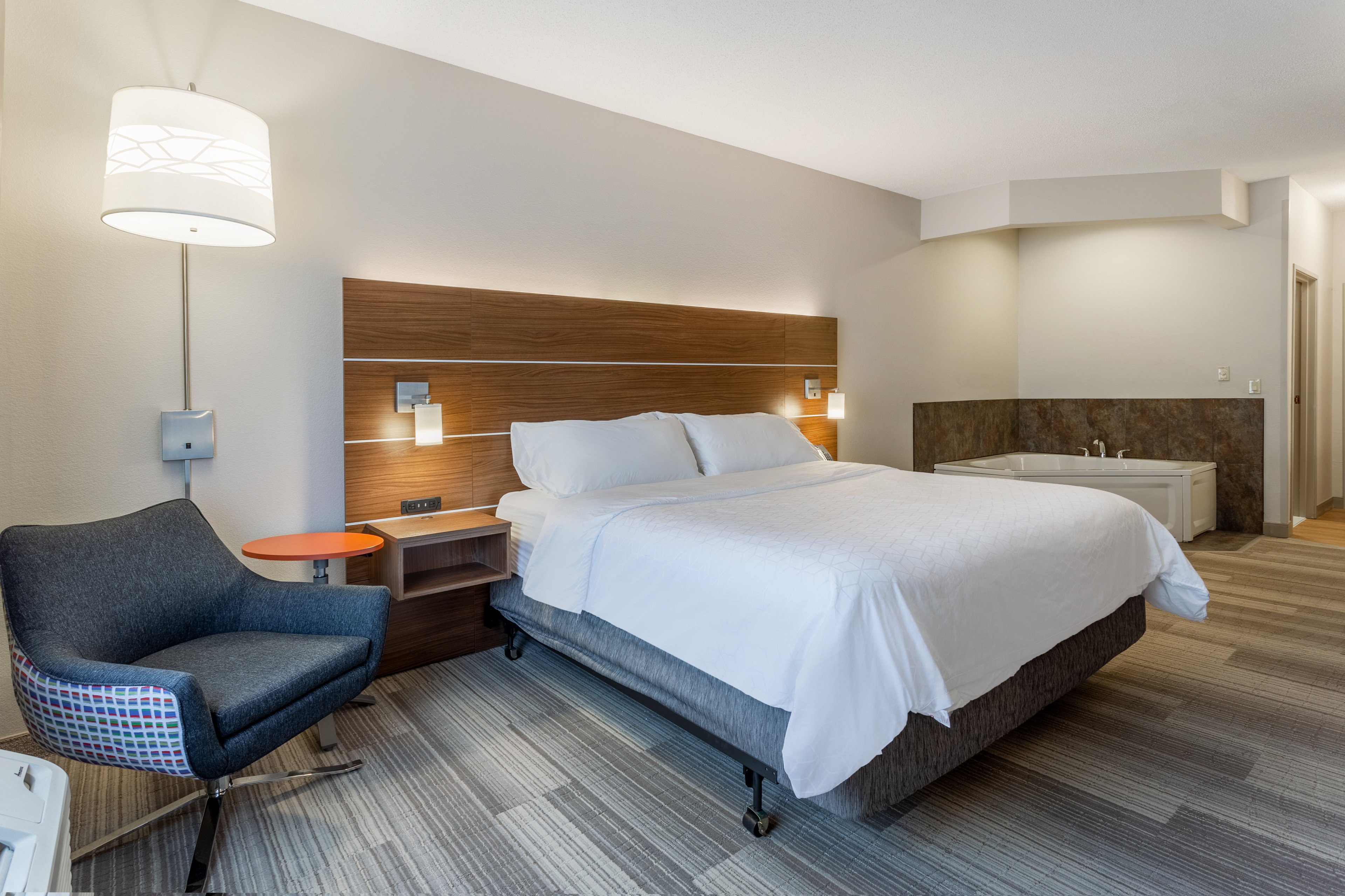 Holiday Inn Express Hotel Suites Burlington 8/39