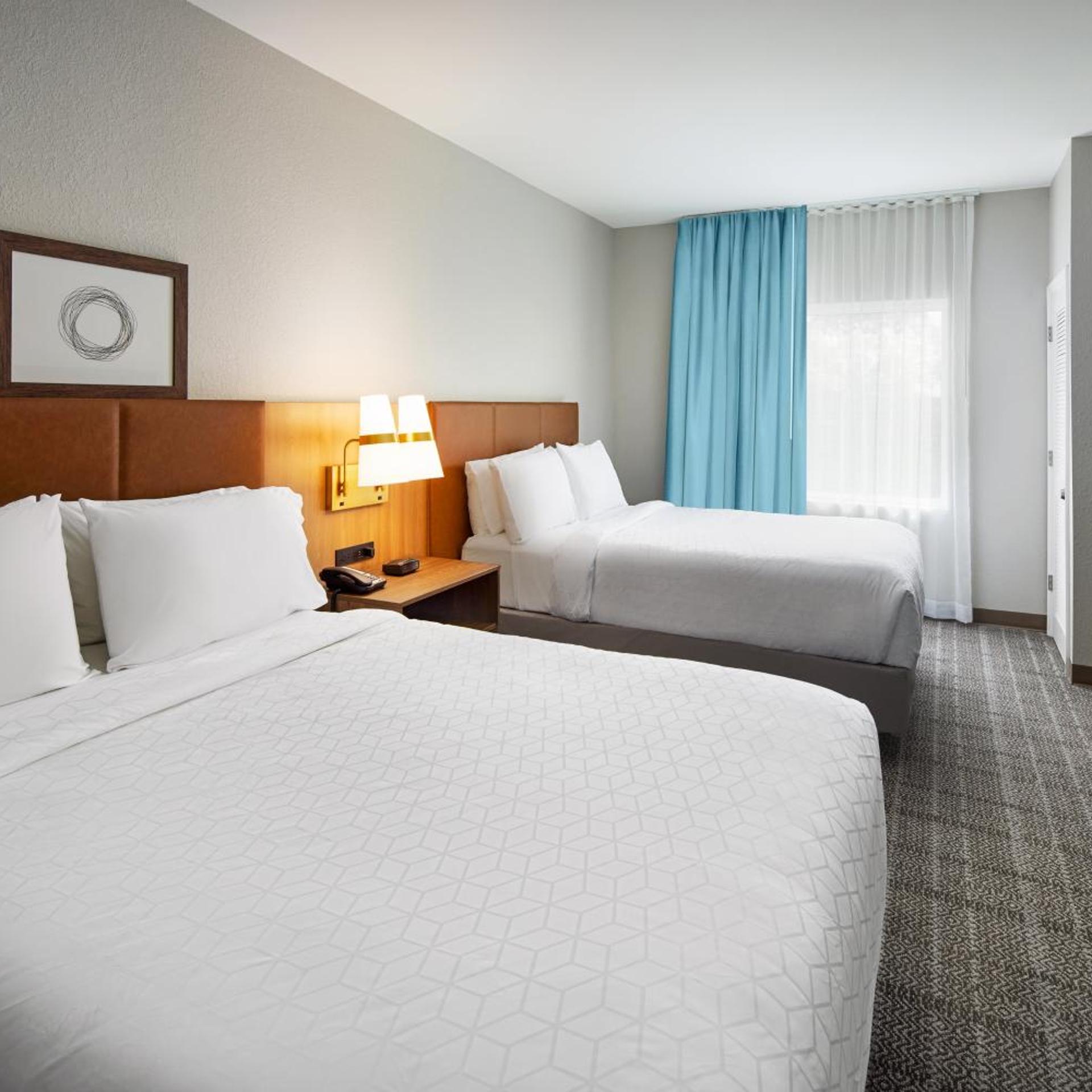 جناح بغرفتي نوم مع أريكة