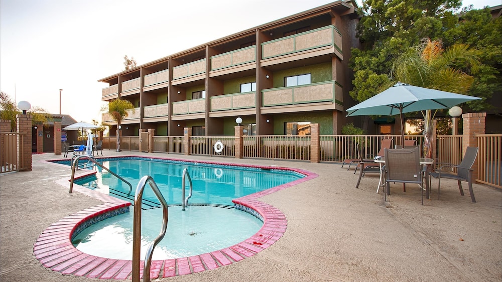 Best Western Plus Forest Park Inn 7/53