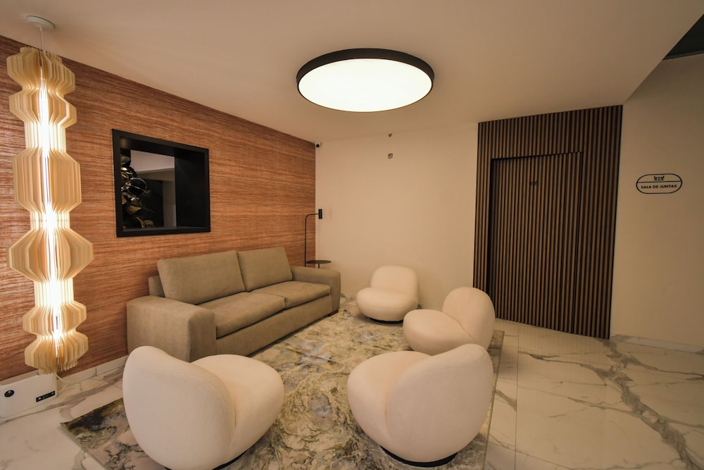 Expo Satelite Hotel and Suites 38/58