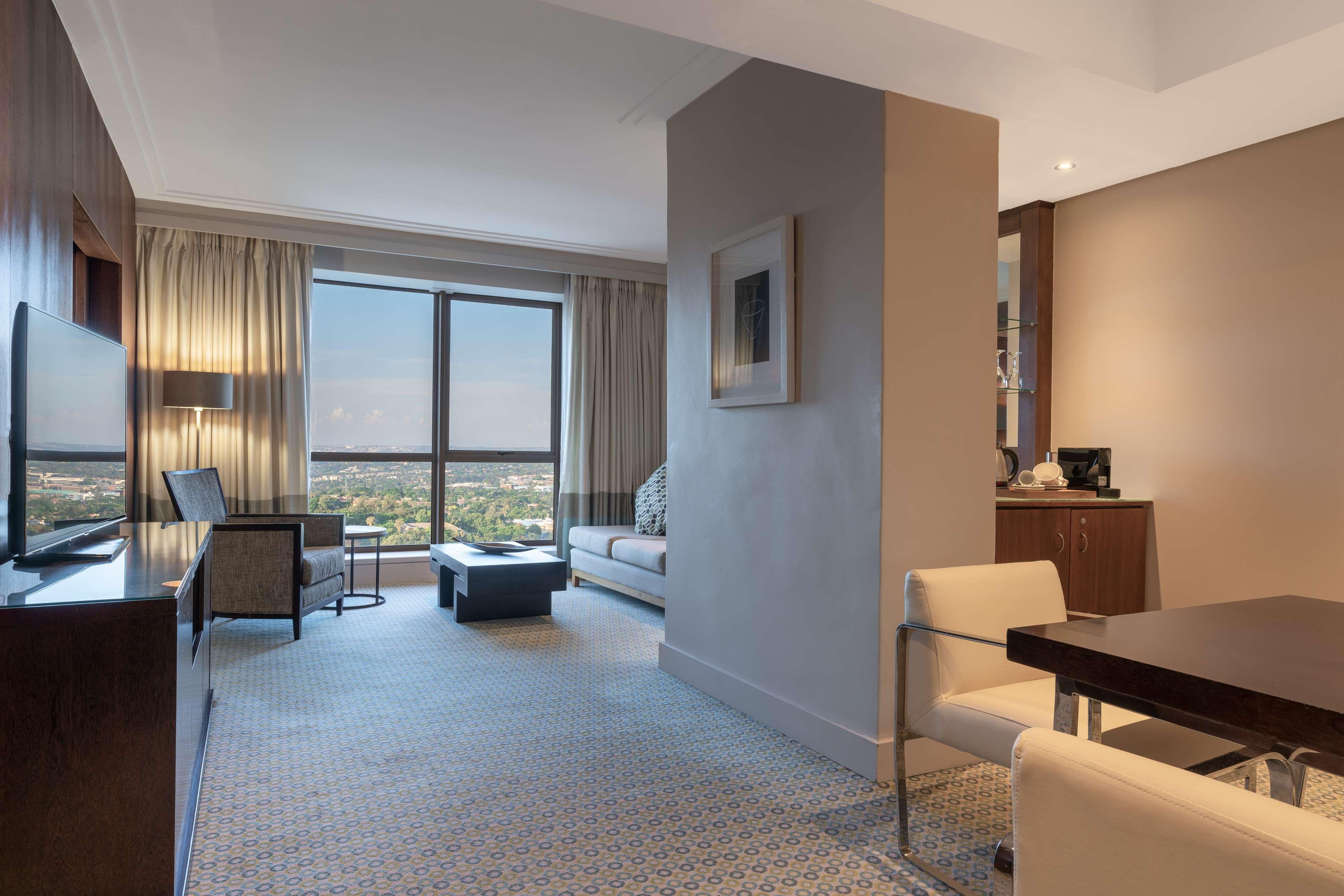 RADISSON BLU HOTEL SANDTON 25/50