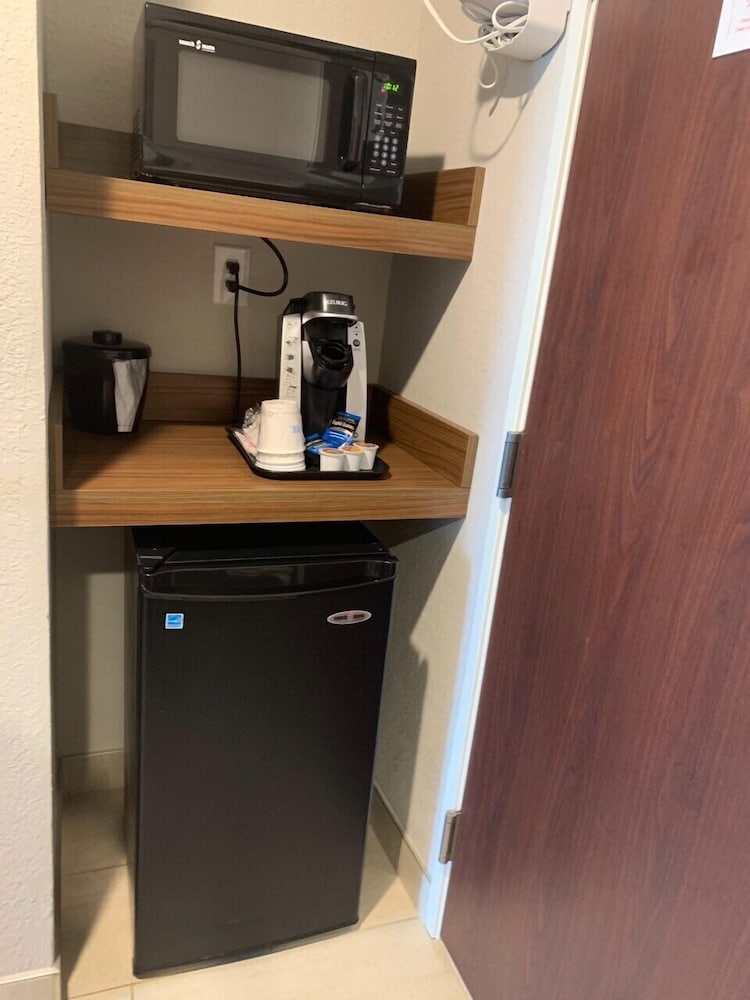 Holiday Inn Express Suites Evansville North 28/31