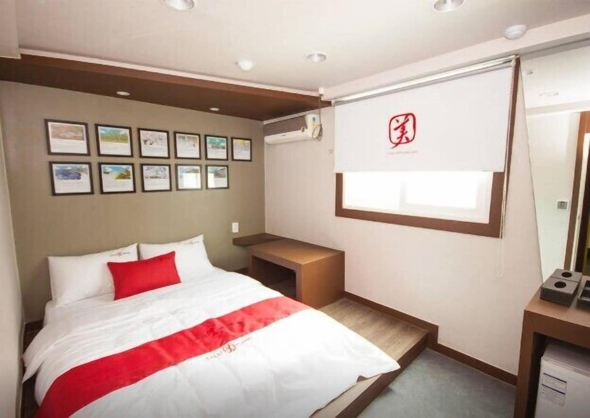 ROOM, DOUBLE BED