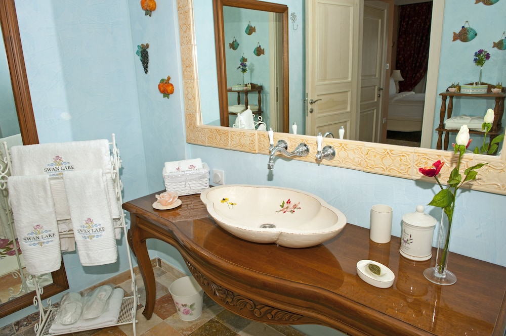 Swan Lake Boutique Hotel - Adults Only 66/67