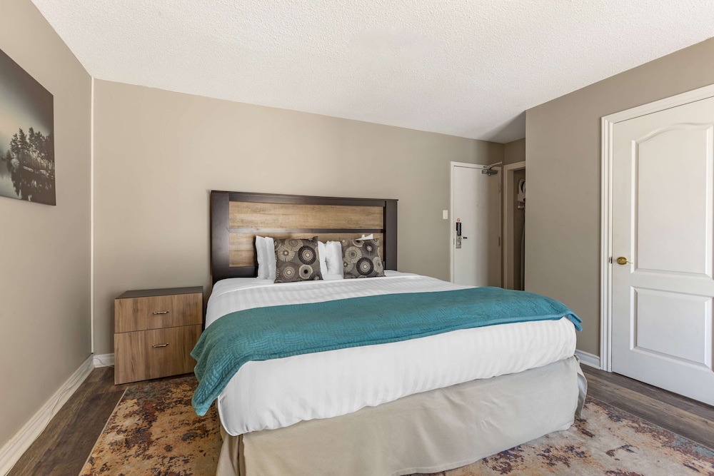 غرفة قياسية بسرير كينج بإطلالة على البحيرة بشرفة، Christies Mill Waterfront Resort and Spa 5/10