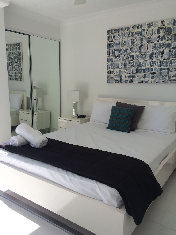Surfers Century Oceanside Apartments 11/50