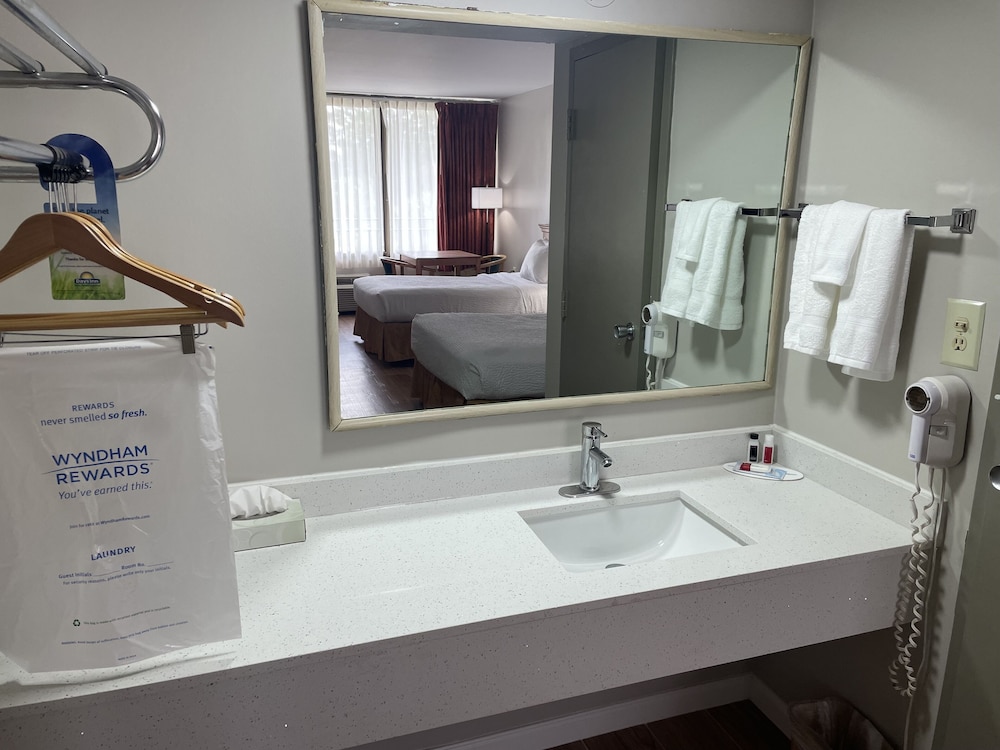 Days Inn by Wyndham Valdosta/Near Valdosta Mall 33/41