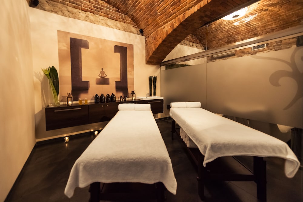 QUEEN BOUTIQUE HOTEL 36/62