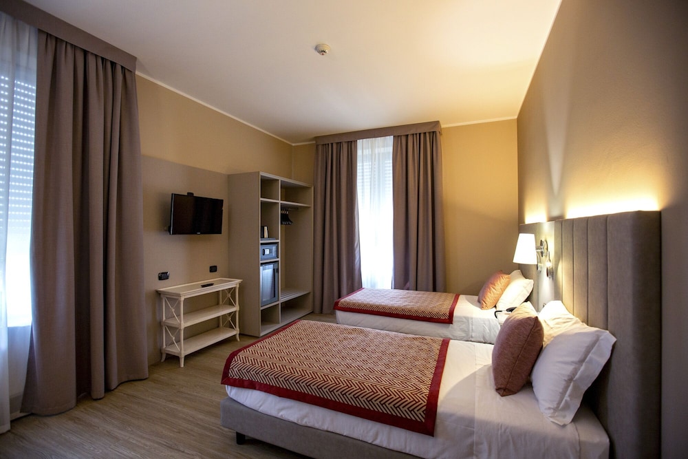 ROOM, TWIN BEDS