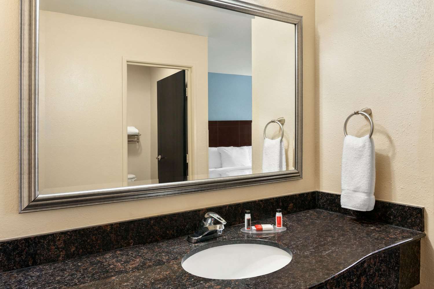 Luxe Studios Nashville Airport 59/63