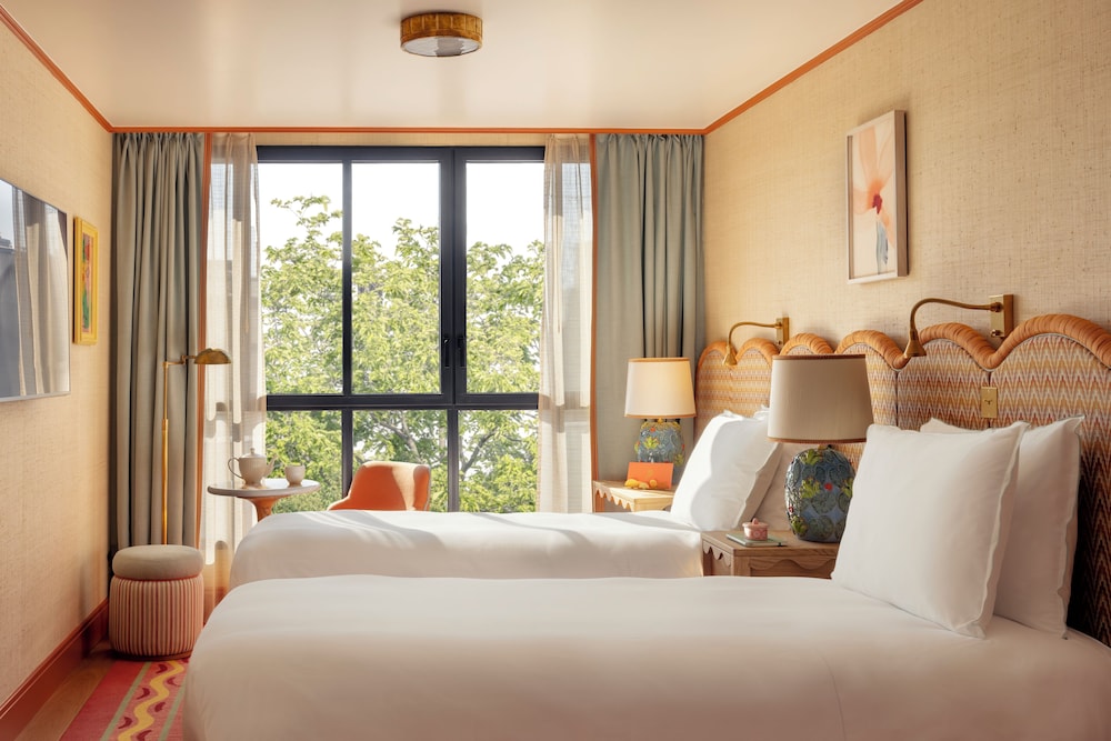 DELUXE, DOUBLE OR TWIN BED