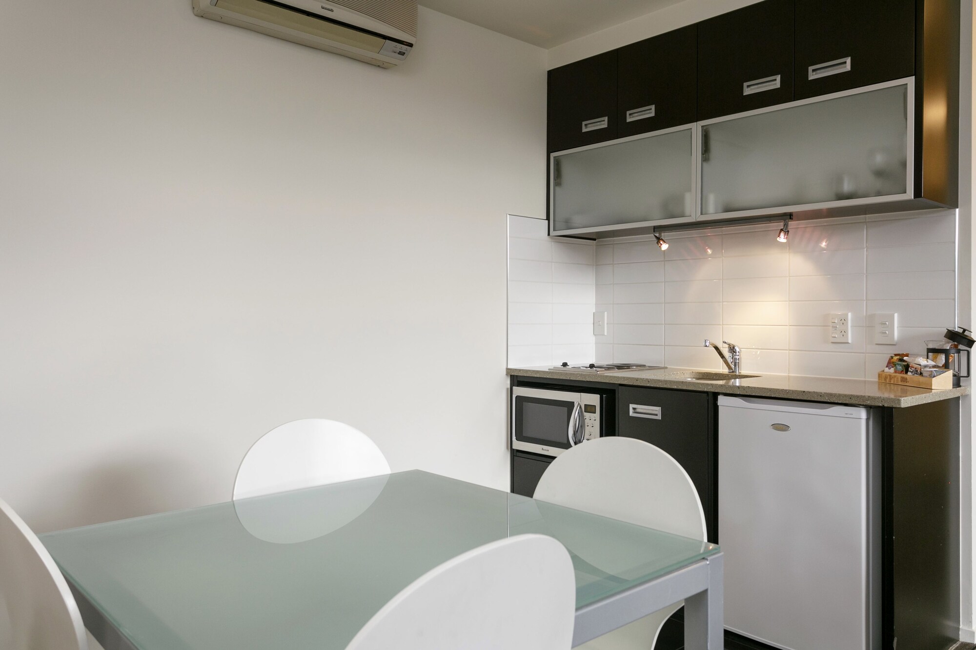 غرفة بسرير كوين بغرفة نوم واحدة مع أريكة، The Reef Resort 5/6