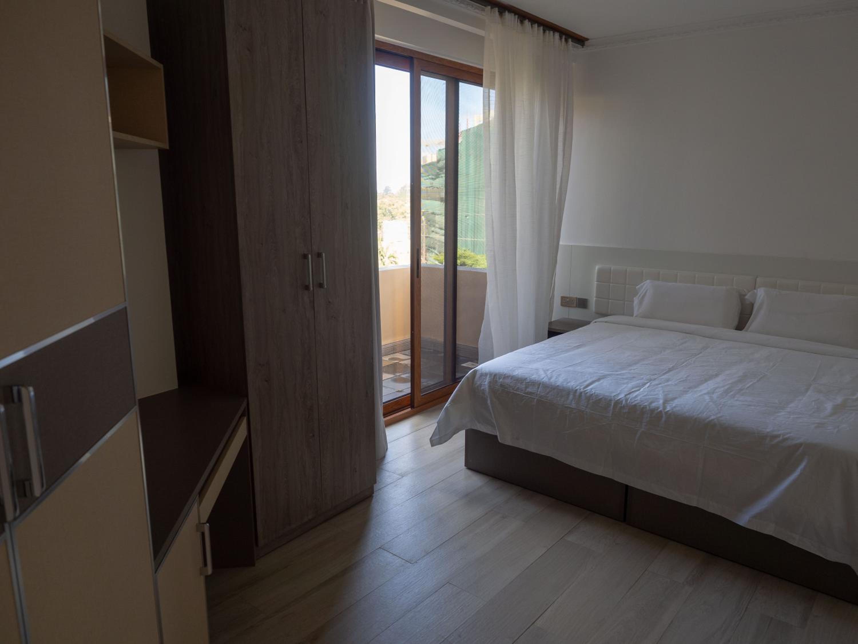 Studio, Apartment