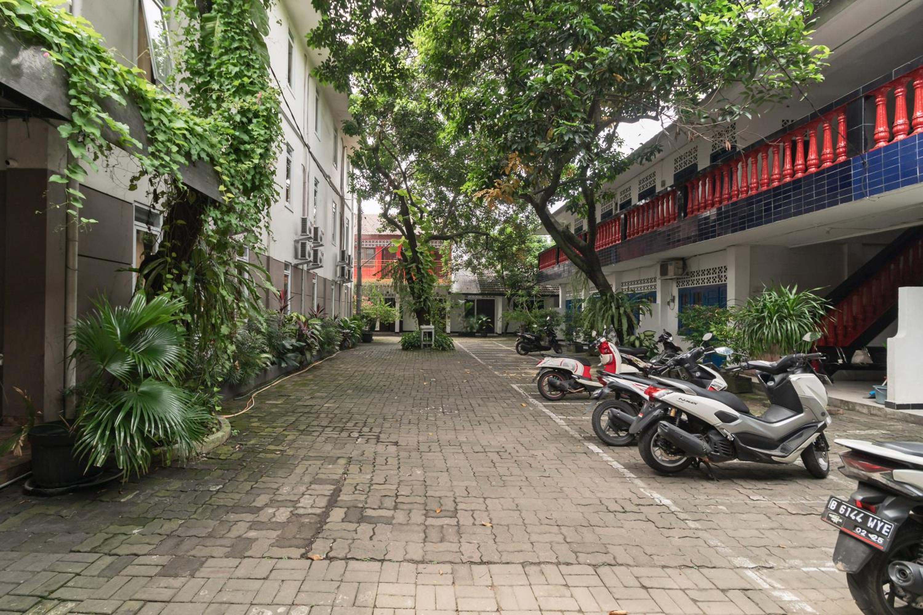Reddoorz Plus Near Upn Veteran Jakarta 36/50