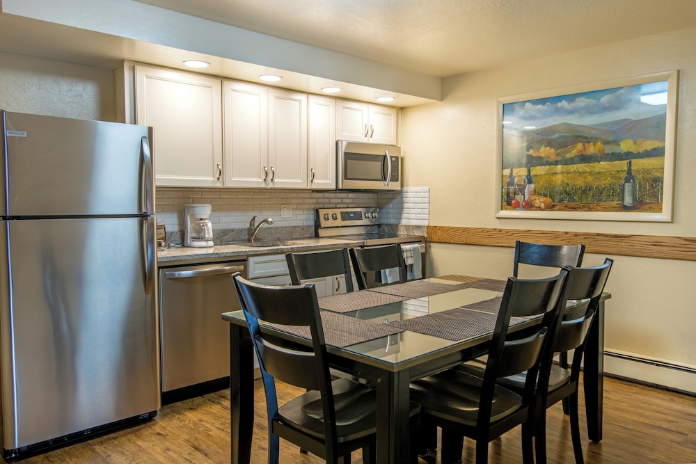 Glenwood Springs Cedar Lodge 36/48