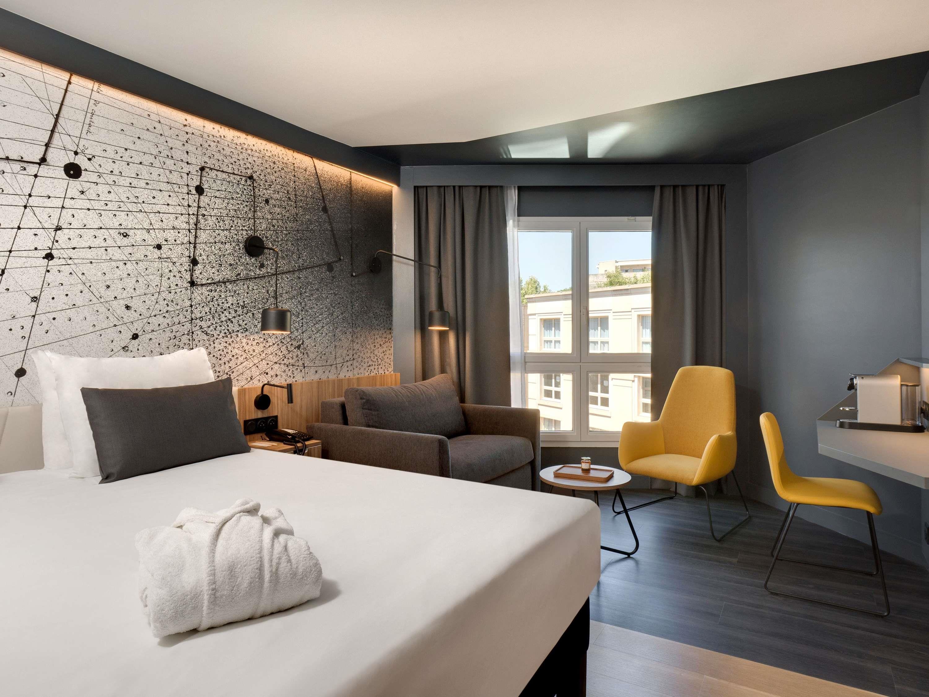 PRIVILEGE, DOUBLE BED