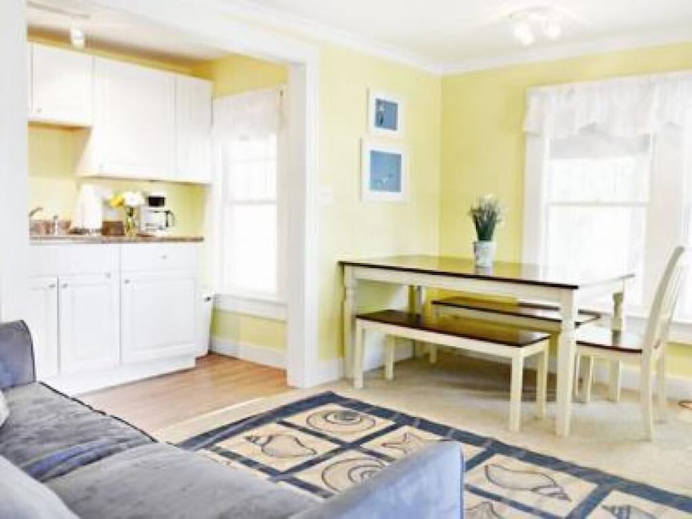 2 River Road Inn & Cottages 34/50