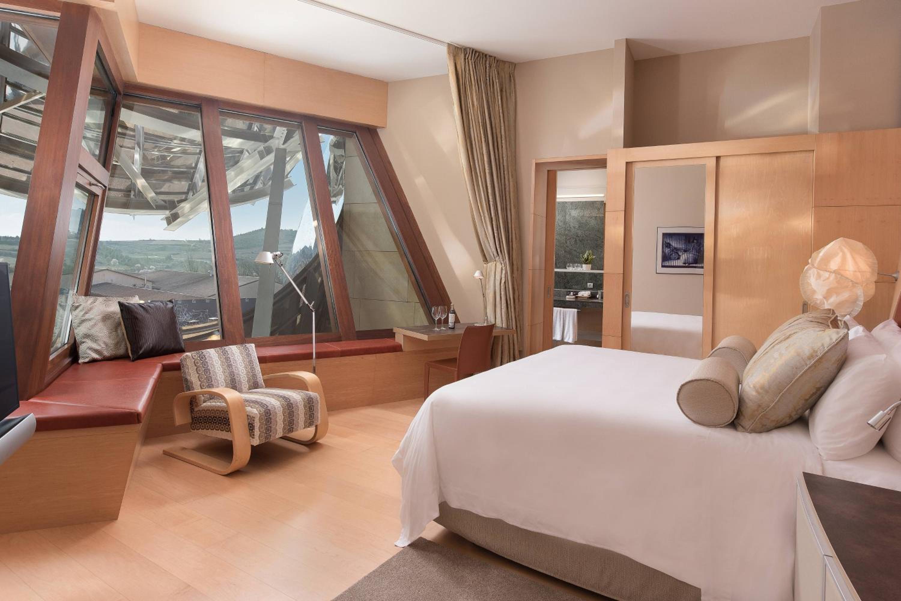 Guest Room, Deluxe, King Bed, Mountain View