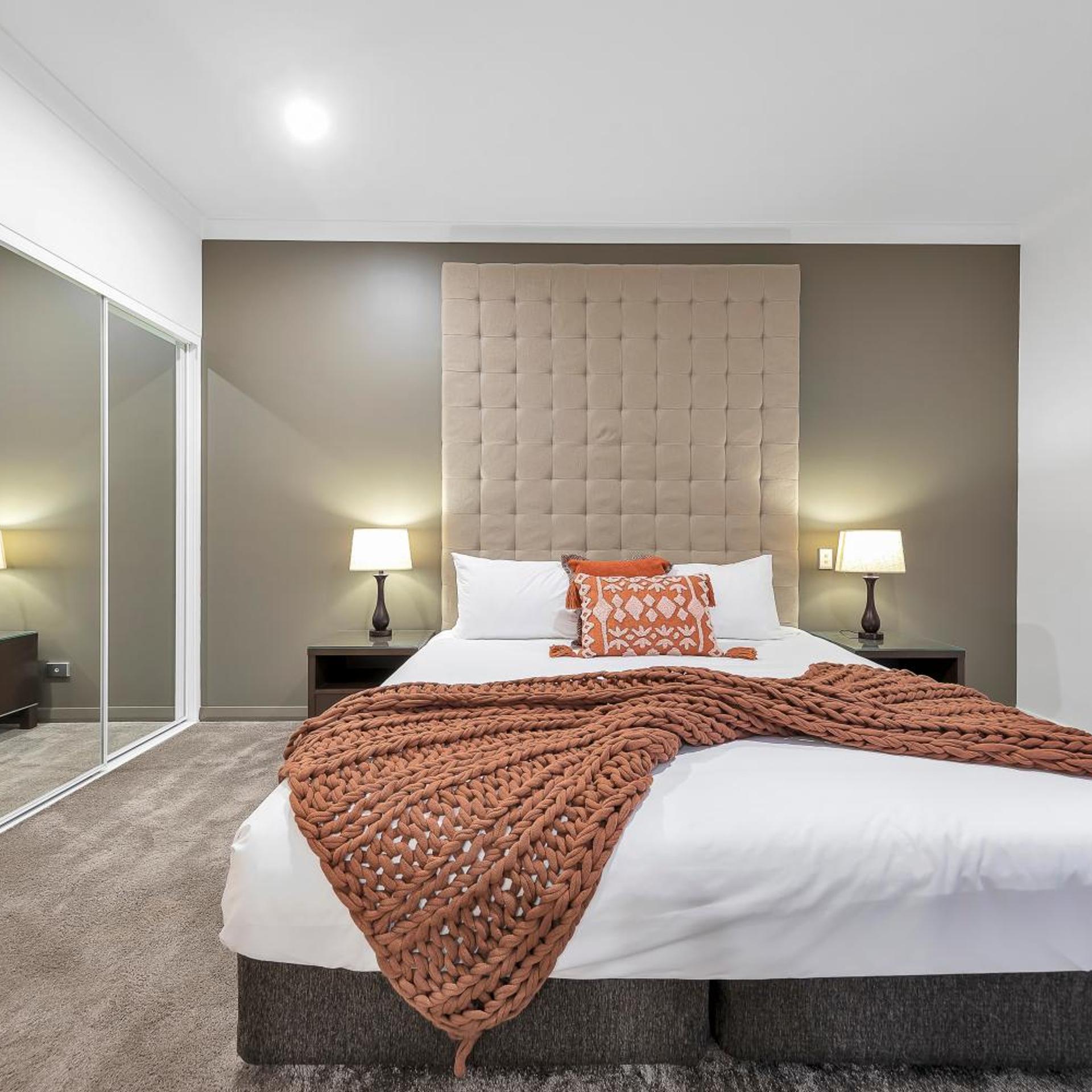 1 BEDROOM, APARTMENT, KING BED