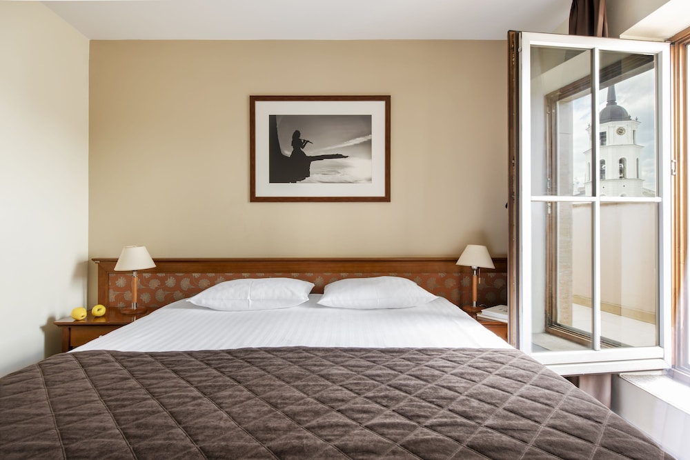 ROOM, DOUBLE BED