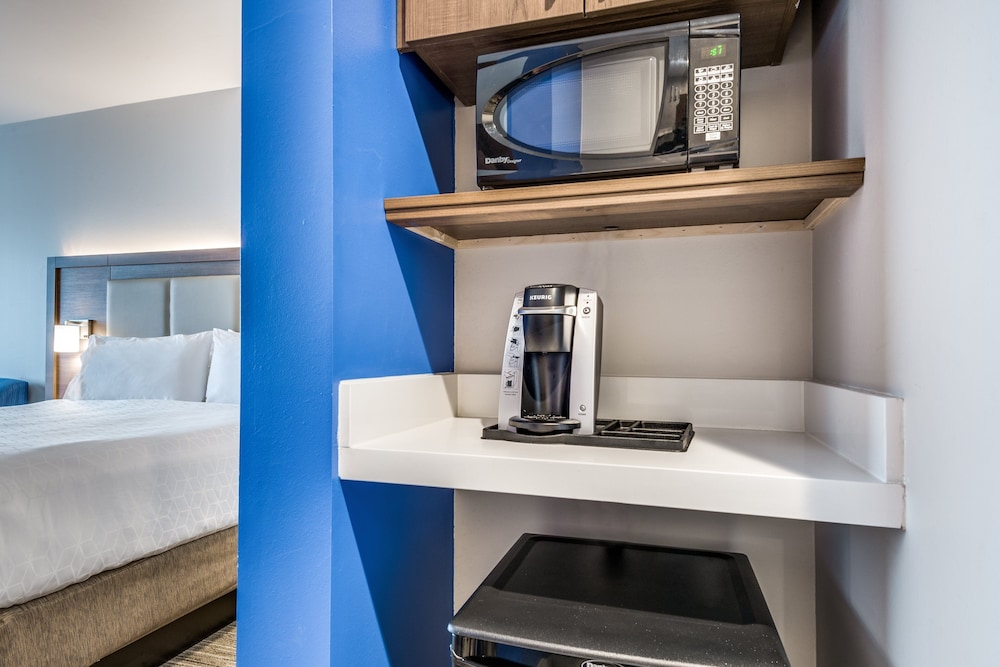 Holiday Inn Express and Suites Denton South 55/71