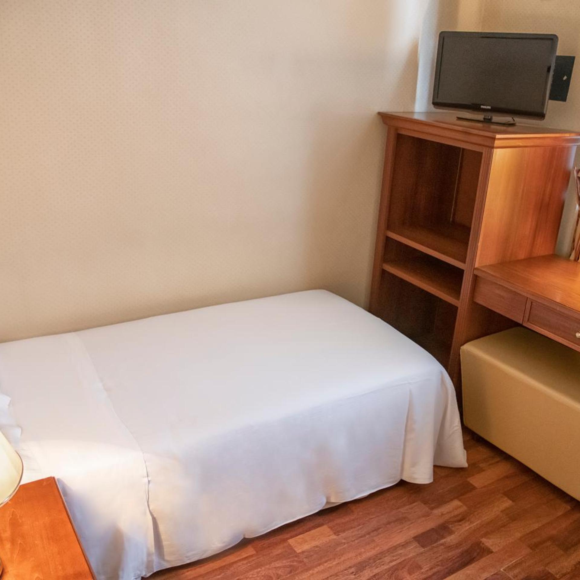 ROOM, SINGLE