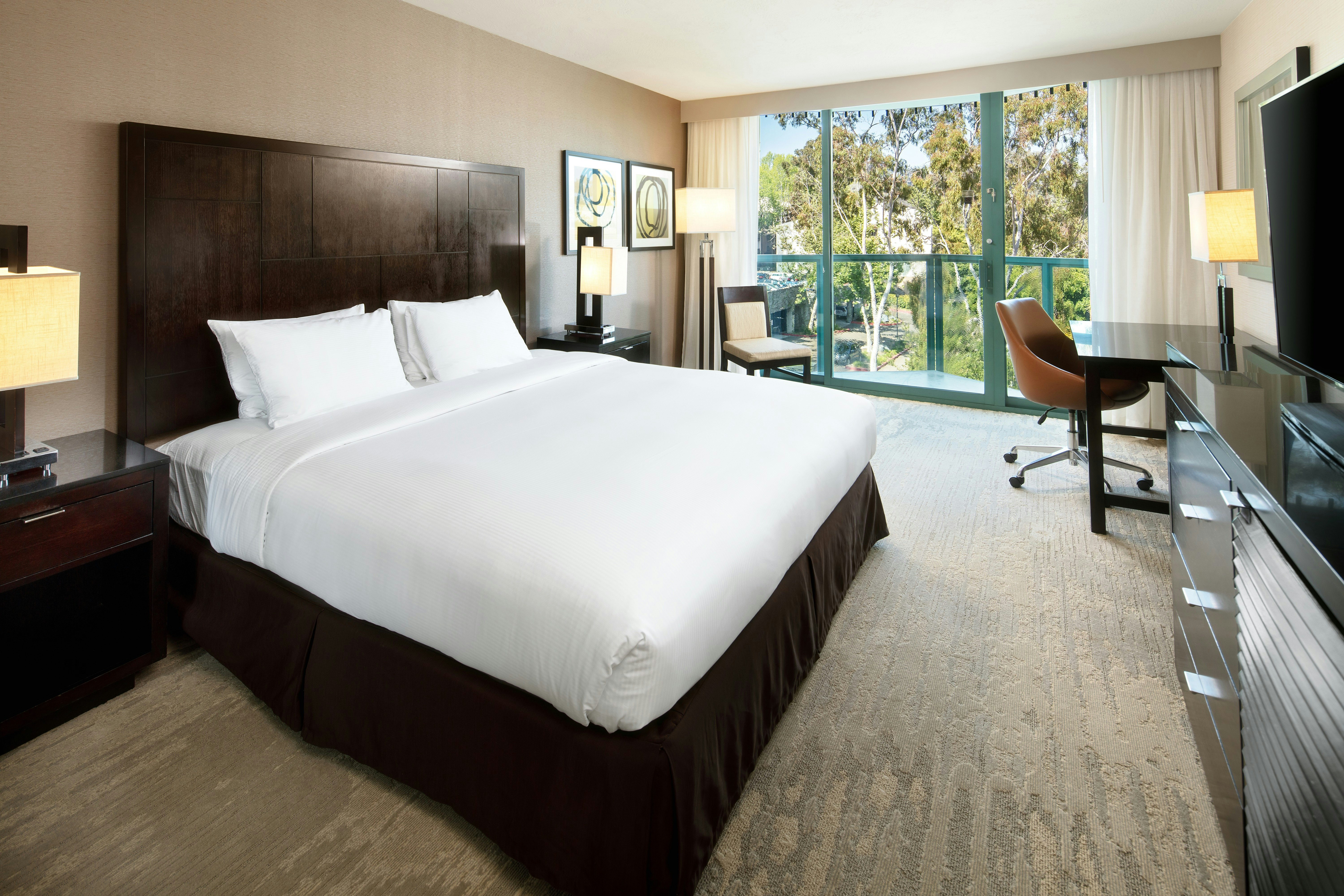 ROOM, KING BED, BALCONY