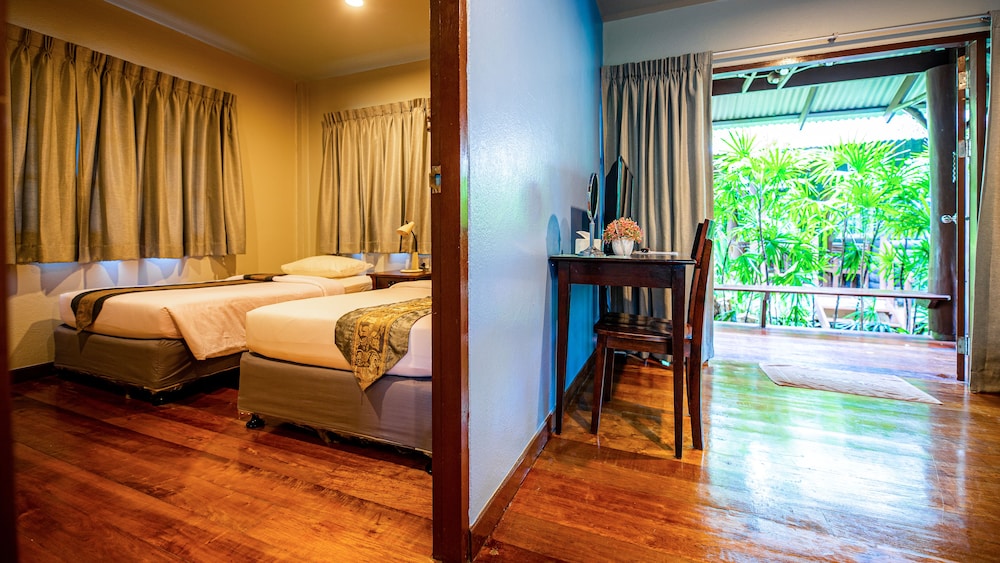 Baan Klang Aow Beach Resort 34/66