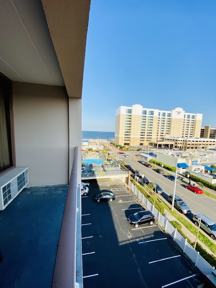 Red Roof PLUS+ & Suites Virginia Beach - Seaside 7/45