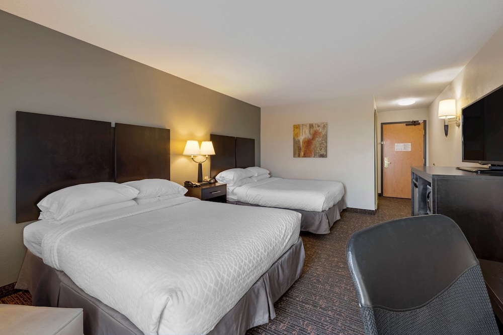 غرفة قياسية بسريرين كوين، Best Western Plus Omaha Airport Inn 3/7