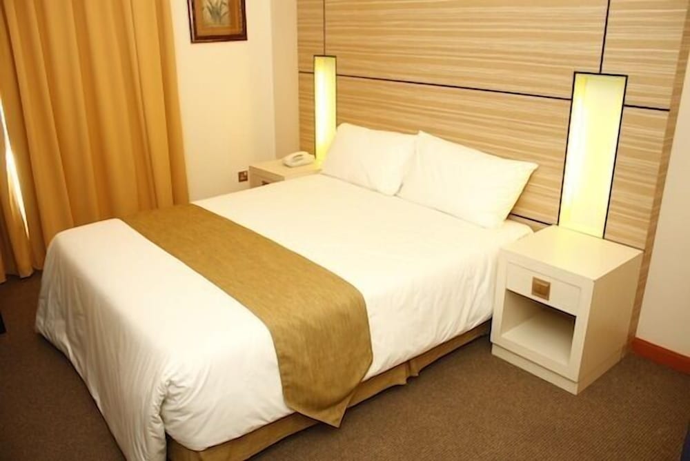 Executive, King Bed, Grand Medallion Hotel 2/3