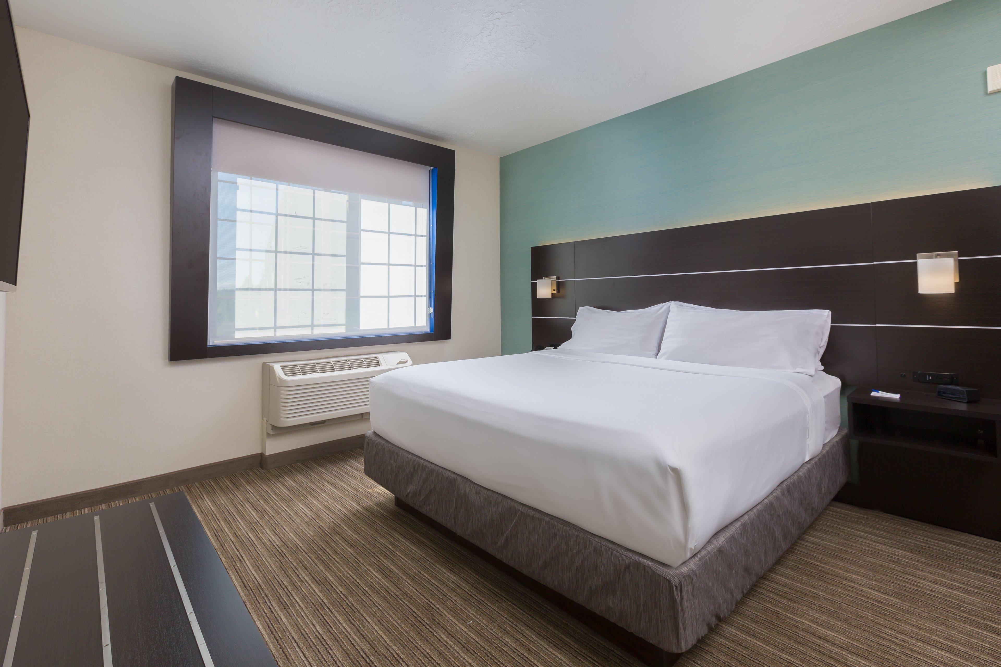 جناح بسرير كينج بغرفة نوم واحدة مع أريكة