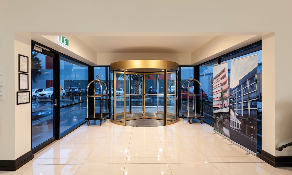 BURKE & WILLS HOTEL 41/63