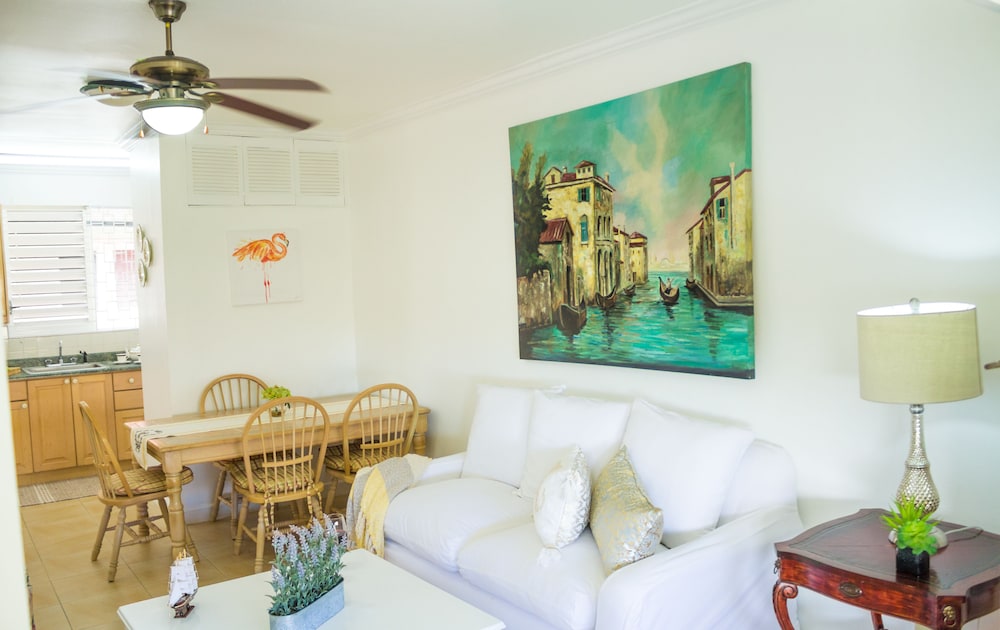 Kingston Luxury Condo Apartment 10/17
