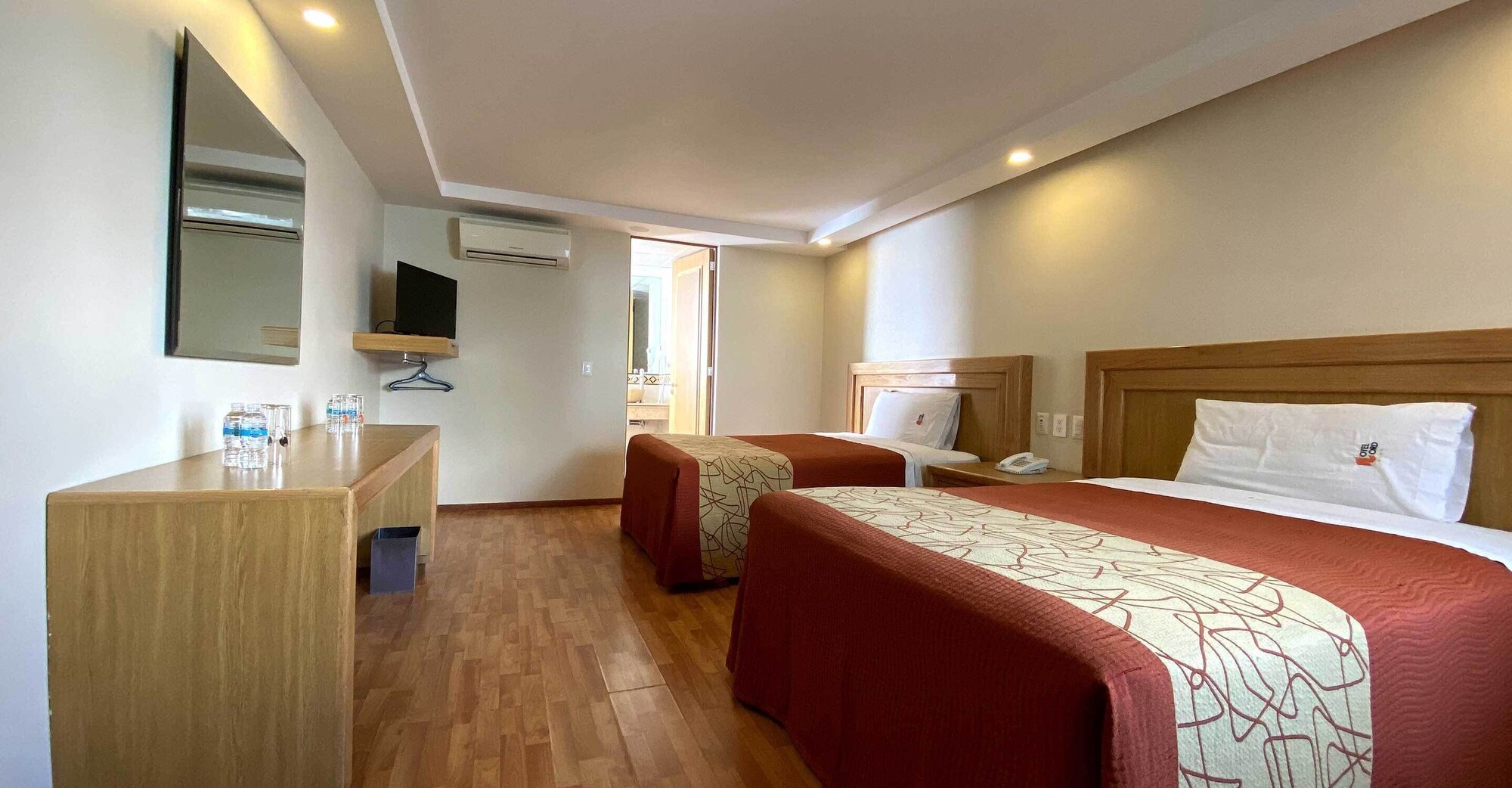 ROOM, DOUBLE BED