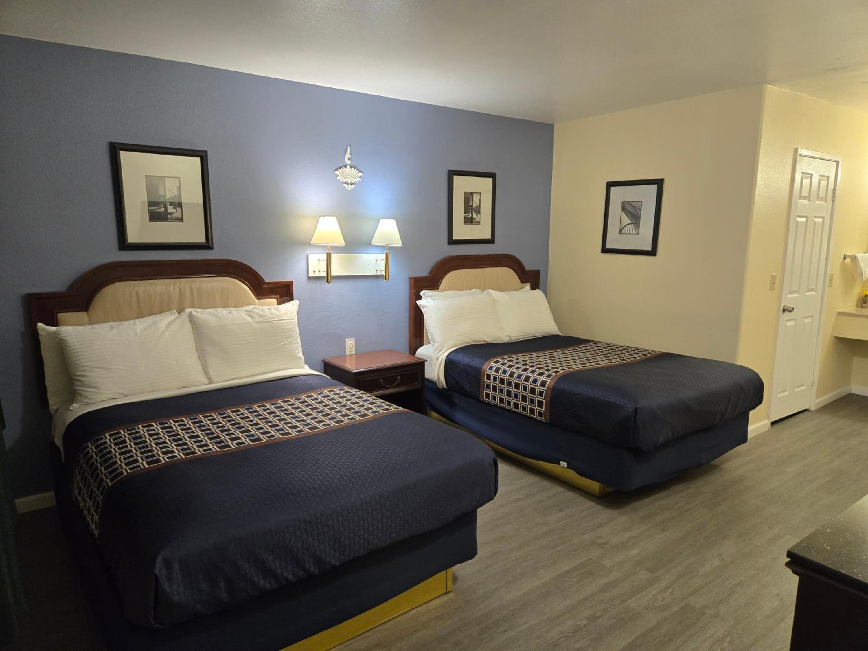 Room, King Bed, 2 Queen Beds, Rodeway Inn & Suites Blythe I-10, CA 7/10