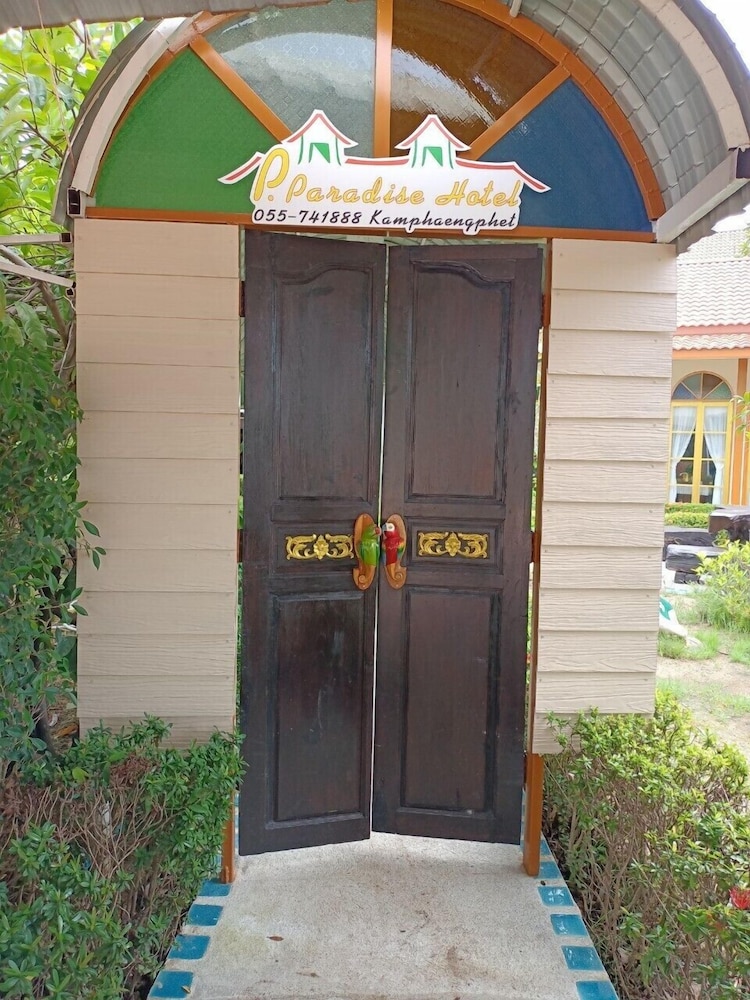 P Paradise Hotel 6/50