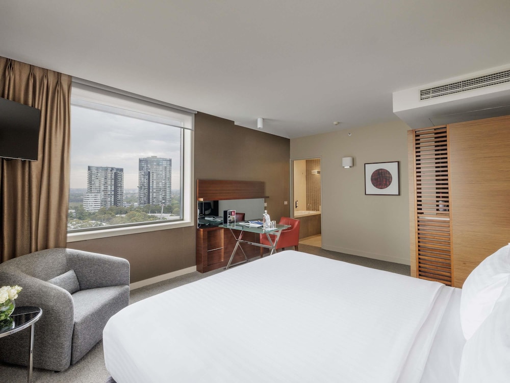 DELUXE, KING BED