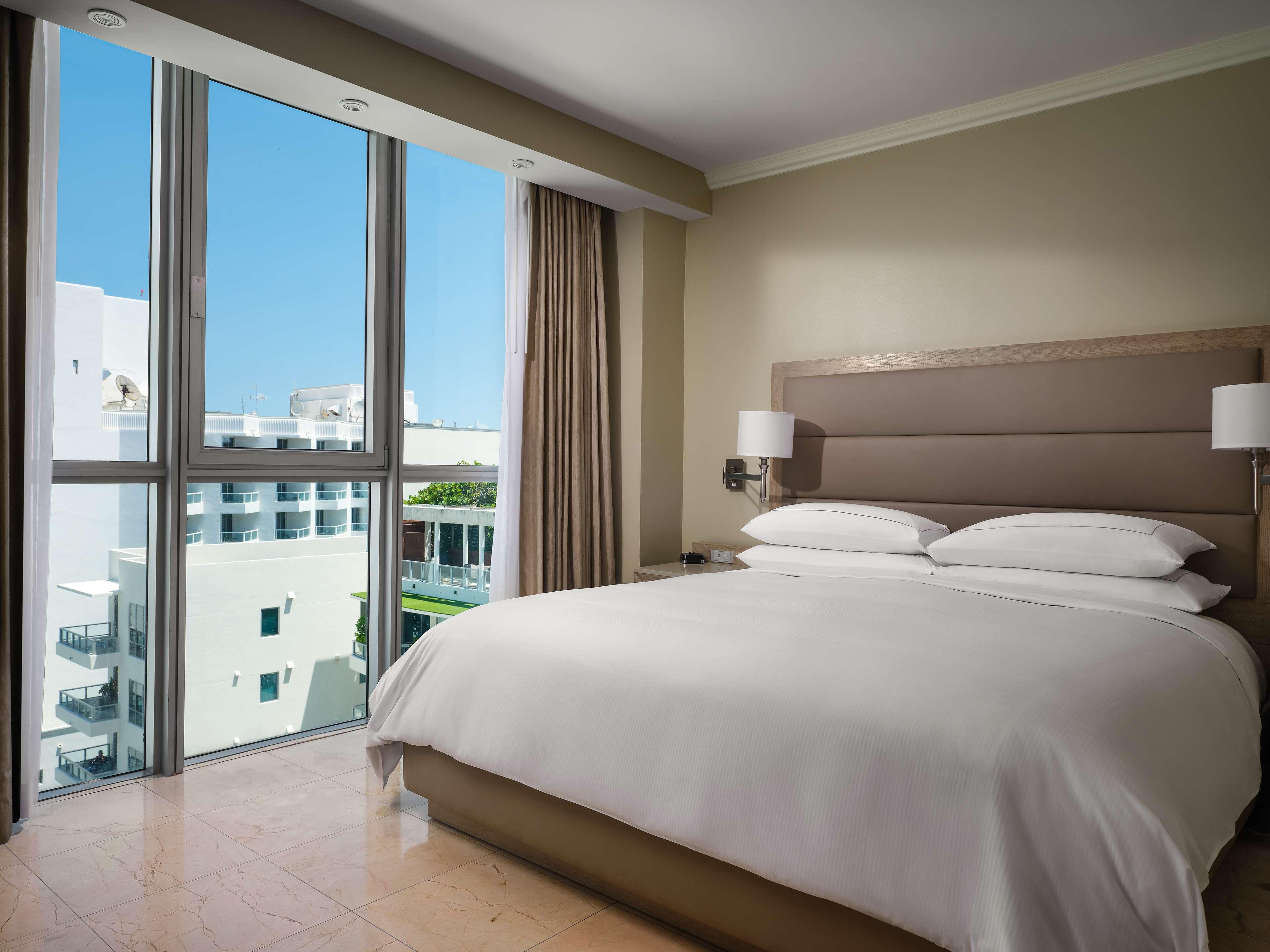 1 BEDROOM, SUITE, KING BED, CITY OR COURTYARD VIEW