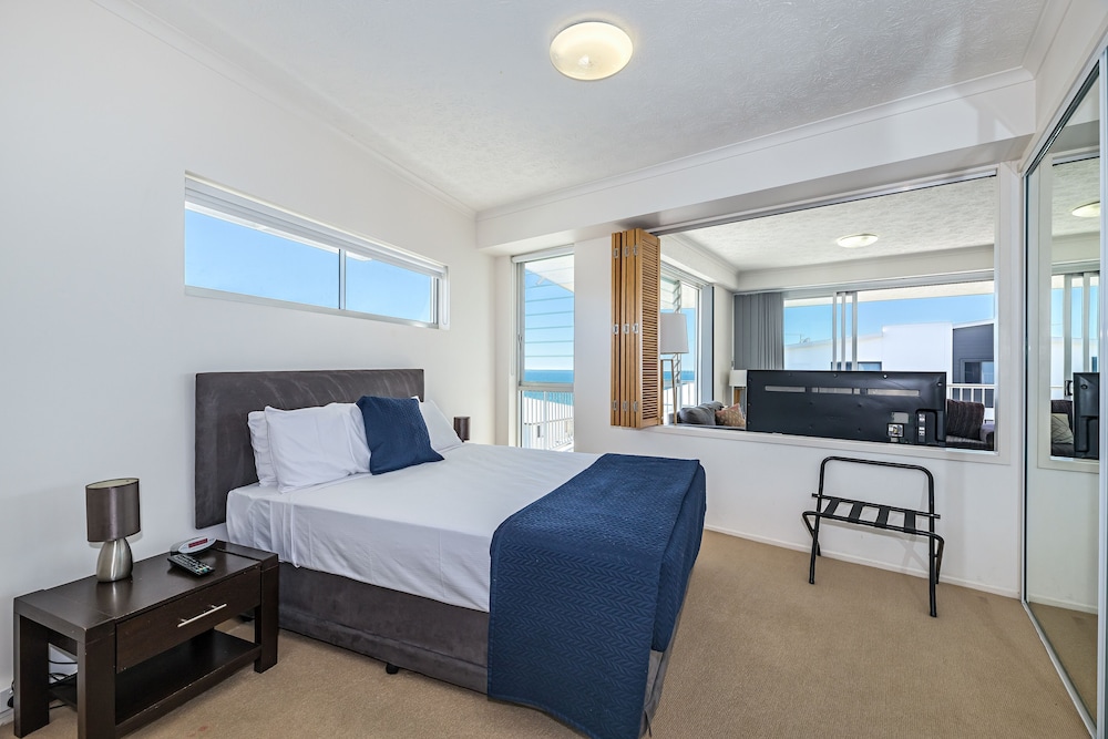 ON THE BEACH RESORT BRIBIE ISLAND 17/50